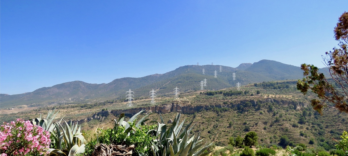 Sierra de Albuñuelas con torres de alta tensión de REE