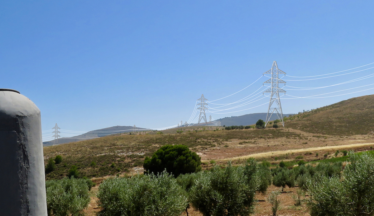 Las pilonas de Red Electrica en frente del hotel/hacienda Señorio de Nevada